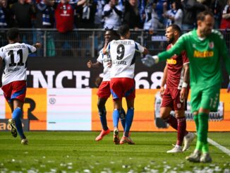 Hamburgs Robert Glatzel und Fabio Baldé jubeln nach Glatzels Treffer zum 2:0.