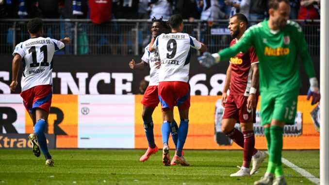 Hamburgs Robert Glatzel und Fabio Baldé jubeln nach Glatzels Treffer zum 2:0.