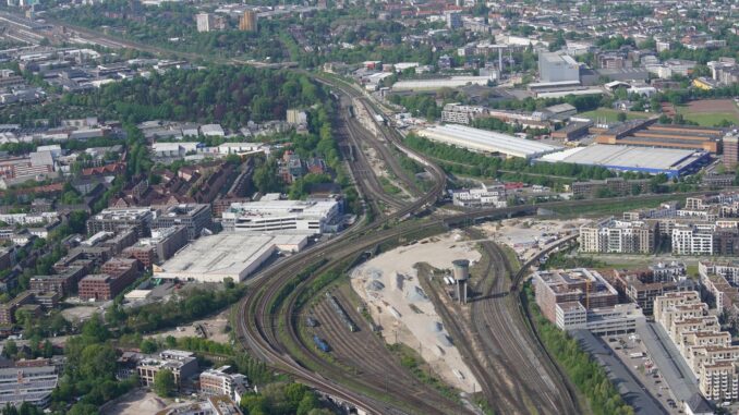 Rund zwei Kilometer nördlich des Bahnhofs Altona wird ein neuer Regional- und Fernbahnhof gebaut.