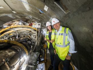 Die Senatoren für Wissenschaft und für Umwelt, Katharina Fegebank und Jens Kerstan, sind mit dem Baufortschritt beim neuen Hamburger Fernwärmetunnel zufrieden.