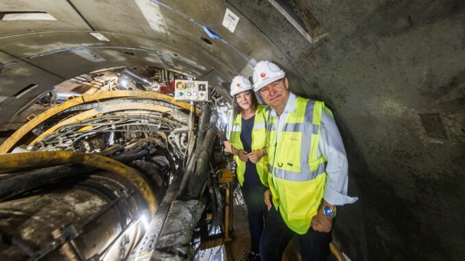 Die Senatoren für Wissenschaft und für Umwelt, Katharina Fegebank und Jens Kerstan, sind mit dem Baufortschritt beim neuen Hamburger Fernwärmetunnel zufrieden.