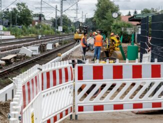 Auf dem Bahnhof Schwarzenbek wird der mittlere Bahnsteig verlängert und neu überdacht.