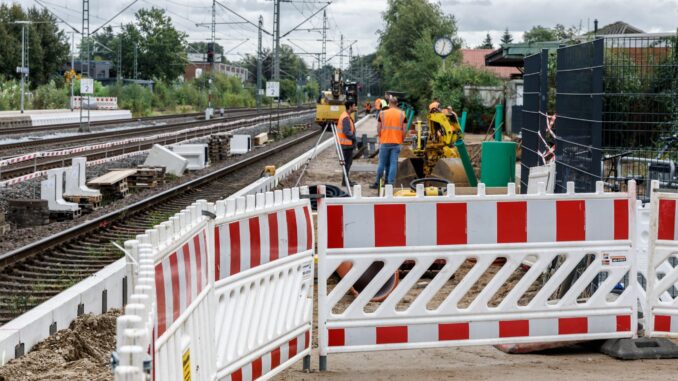 Auf dem Bahnhof Schwarzenbek wird der mittlere Bahnsteig verlängert und neu überdacht.