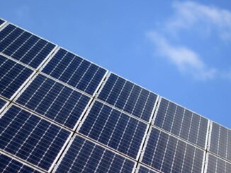 Hamburg plant bis zum kommenden Jahr weitere 64 Solaranlagen auf den Schuldächern der Stadt. 62 seien bereits in Betrieb oder im Bau. Ziel sei, alle rund 460 Schulstandorte mit Photovoltaikanlagen auszustatten.