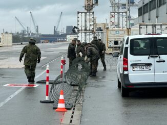 Bundeswehr-Soldaten bauen bei einer Übung im Hamburger Hafen einen Checkpoint auf.