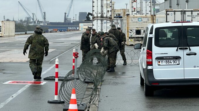 Bundeswehr-Soldaten bauen bei einer Übung im Hamburger Hafen einen Checkpoint auf.