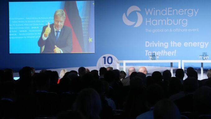  Nach Aussage von Bundeswirtschaftsminister Robert Habeck (Grüne) hat die Politik erfolgreich Vorbereitungen zum Ausbau der Windenergie getroffen.