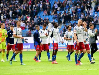 Die Spieler des Hamburger SV gehen nach dem Abpfiff in die Fankurve.