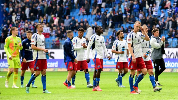 Die Spieler des Hamburger SV gehen nach dem Abpfiff in die Fankurve.