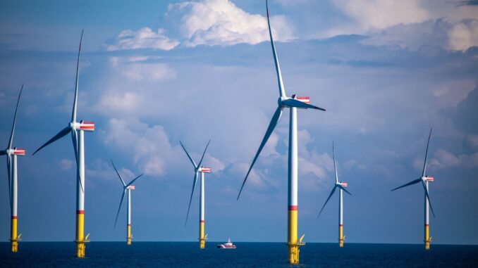 Auf einem neuen Campus soll der Einsatz von Drohnen für Offshore-Windkraftanlagen erforscht werden. (Archivfoto)