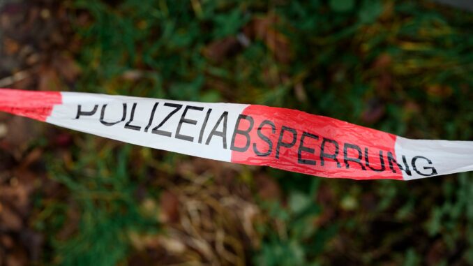 Wegen eines angeblich mit einem Gewehr bewaffneten Mannes in der Nähe einer Grundschule hat die Polizei die Umgebung abgesperrt. (Symbolbild)