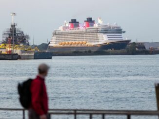 Die «Disney Dream» läuft den Hamburger Hafen erstmals anlässlich einer Reise an.