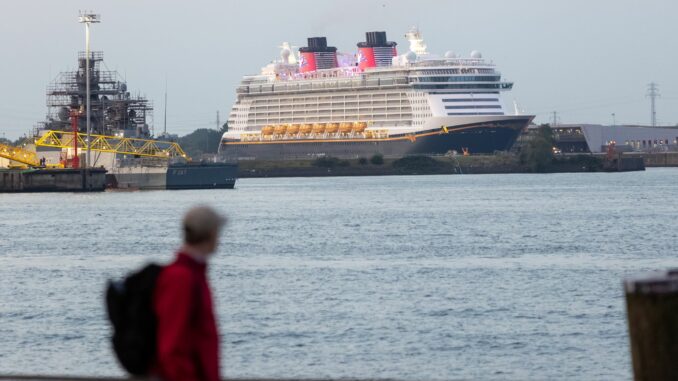 Die «Disney Dream» läuft den Hamburger Hafen erstmals anlässlich einer Reise an.