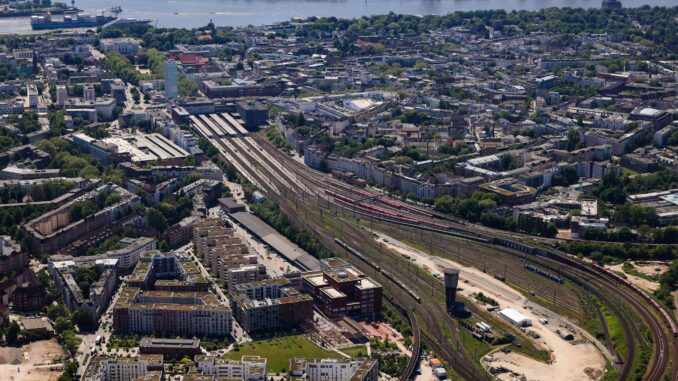 Zwischen Altona und Hamburg-Langenfelde behindert ein Oberleitungsschaden den Bahnverkehr. (Archivbild)