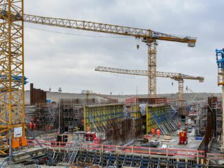 Auf Fehmarn ist das erste Teil für den geplanten Ostseetunnel geflutet worden. Weitere 89 sollen von Schuten auf den Fehmarnbelt geschleppt und dort versenkt werden.