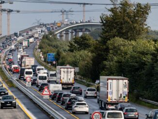 Die Rader Hochbrücke kann nur noch bis 2026 genutzt werden. (Archivbild)