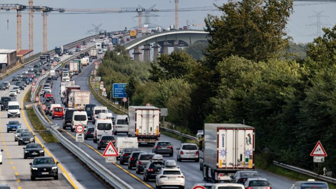 Die Rader Hochbrücke kann nur noch bis 2026 genutzt werden. (Archivbild)