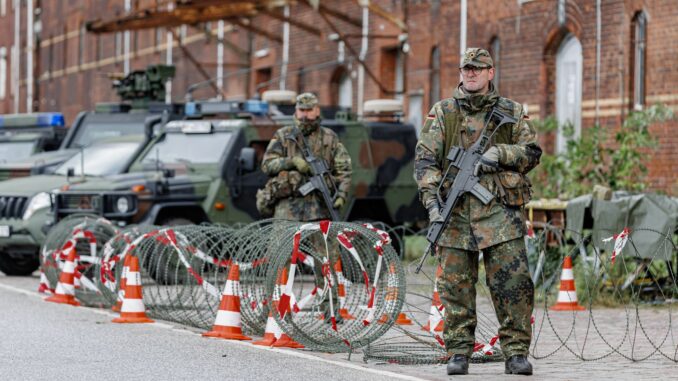 Im Rahmen einer Übung haben Bundeswehr-Reservisten einen Checkpoint im Hamburger Hafen aufgebaut.