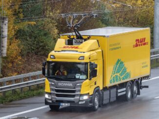 Ein Oberleitungs-Lkw fährt auf der E-Highway Teststrecke. Der Test soll Ende 2024 planmäßig beendet werden.