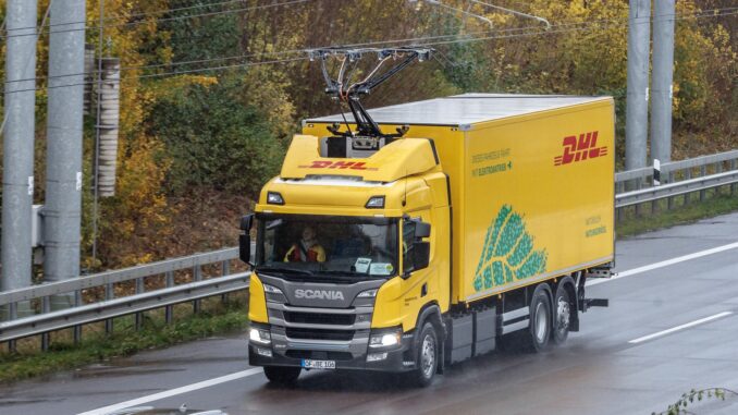 Ein Oberleitungs-Lkw fährt auf der E-Highway Teststrecke. Der Test soll Ende 2024 planmäßig beendet werden.