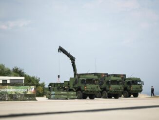 Die Bundeswehr stellt das erste von sechs neuen Luftverteidigungssystemen in Dienst - zur Friedenssicherung, wie Kanzler Scholz sagt.