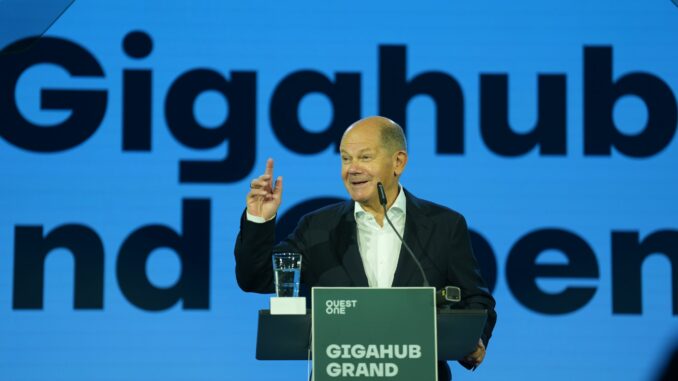 Bundeskanzler Olaf Scholz (SPD) zeigte sich beeindruckt von der angestrebten Zeitersparnis von 75 Prozent bei der Produktion sogenannter Elektrolyse-Stacks im neuen Hamburger Werk von Quest One.