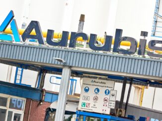 Blick auf den Schriftzug «Aurubis» über dem Eingangstor zum Aurubis Werk Ost.