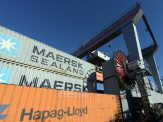 Container von Hapag-Lloyd und Maersk stehen in einem Umschlagbahnhof.