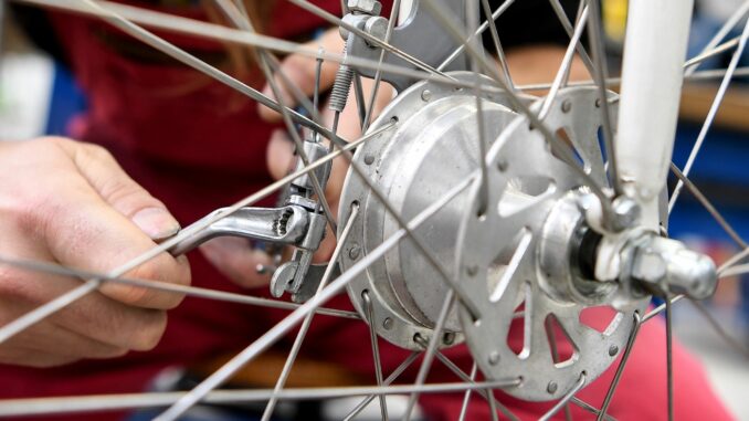 Fahrradmonteure und -mechatroniker sind in ganz Schleswig-Holstein gefragt. (Archivbild)