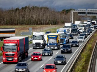 Wegen einer Ölspur auf der Fahrbahn war die A7 nördlich von Neumünster am Morgen gesperrt. (Archivbild)