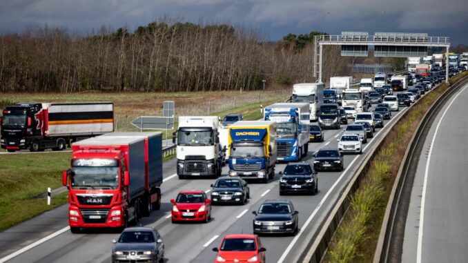 Wegen einer Ölspur auf der Fahrbahn war die A7 nördlich von Neumünster am Morgen gesperrt. (Archivbild)