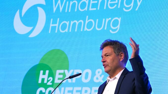 Bundeswirtschaftsminister Robert Habeck (Grüne) spricht über Windenergie.