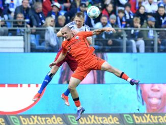 Paderborns Sven Michel (vorn) und Hamburgs Sebastian Schonlau kämpfen um den Ball.