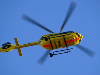 Ein Rettungshubschrauber flog einen 77 Jahre alten Mann ins Krankenhaus. Er war mit seinem Rollstuhl auf die Fahrbahn gestürzt und von einem Auto überrollt worden. (Symbolbild)