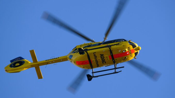 Ein Rettungshubschrauber flog einen 77 Jahre alten Mann ins Krankenhaus. Er war mit seinem Rollstuhl auf die Fahrbahn gestürzt und von einem Auto überrollt worden. (Symbolbild)