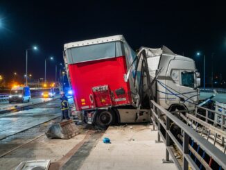 Am frühen Freitagmorgen liegt ein schwer beschädigter Lastwagen auf der A7.