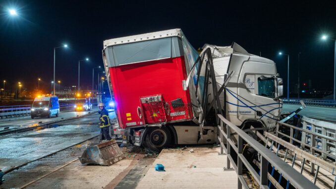 Am frühen Freitagmorgen liegt ein schwer beschädigter Lastwagen auf der A7. 