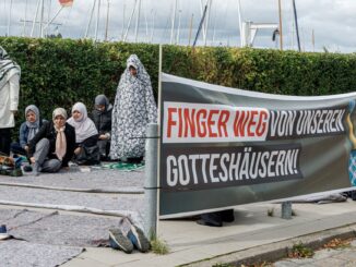 Schiitische Gläubige protestieren bei einem Freitagsgebet gegen die Schließung der Blauen Moschee.