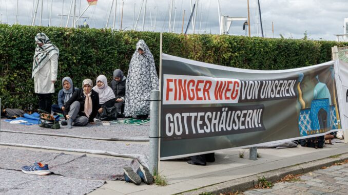 Schiitische Gläubige protestieren bei einem Freitagsgebet gegen die Schließung der Blauen Moschee.