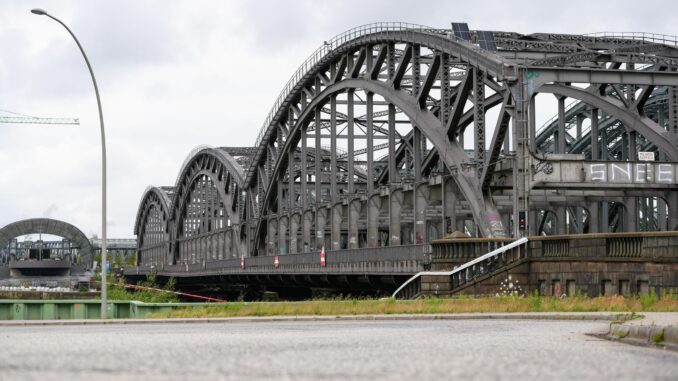 Um die Belastung der Freihafenelbbrücke zu reduzieren, dürfen sie Fahrzeuge mit einem Gewicht von mehr als 7,5 Tonnen von Donnerstag an nicht mehr befahren.