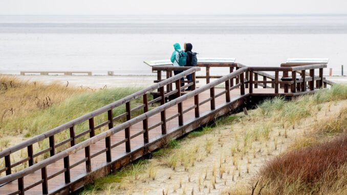 Barrierefrei zu reisen ist für Nordseeurlauber einer Umfrage zufolge ein wichtiges Buchungskriterium. (Archivbild)