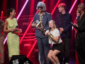 Das Indie-Duo Strongboi freut sich beim Anchor-Award des Reeperbahn-Festivals über den Gewinn.