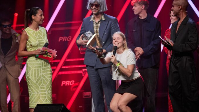 Das Indie-Duo Strongboi freut sich beim Anchor-Award des Reeperbahn-Festivals über den Gewinn.