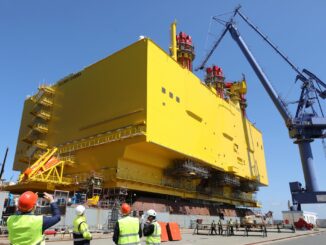 Auf einer Werft in Rostock schwimmt eine Offshore-Konverterplattform im Dock.