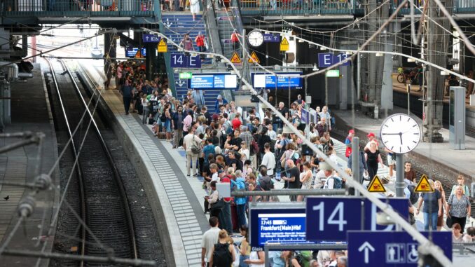 Ab Dienstag soll der Zugverkehr im Norden zum Normalzustand zurückkehren.