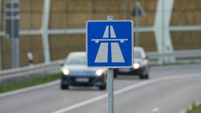 Die Ausfahrt Jahnshof der A1 im Kreis Ostholstein wird für vier Stunden gesperrt. Grund sind nach Angaben der Autobahn-Gesellschaft Entwässerungsarbeiten. (Symbolbild)