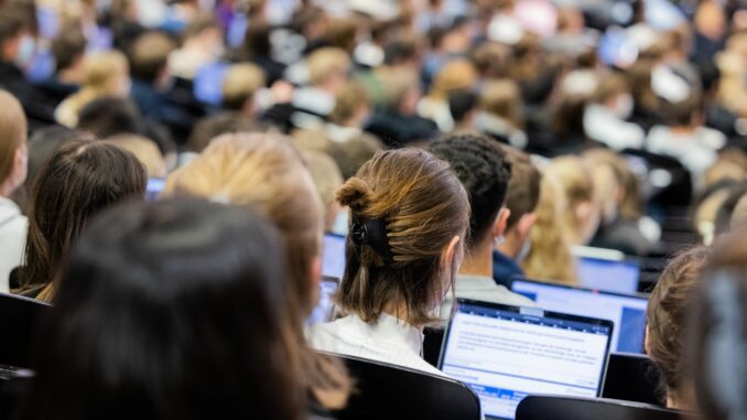 Studierende in Schleswig-Holstein sollen zukünftig eine Verwaltungsgebühr in Höhe von 60 Euro pro Semester bezahlen. (Symbolbild)