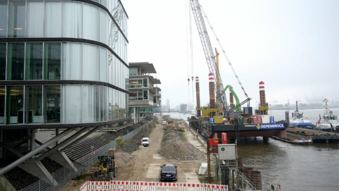 Mit Hilfe einer großen Hubinsel wird eine neue Spundwand aus 85 großen Tragrohren gebaut.