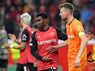 Torwart Lukas Hradecky (r.) war nach dem Remis von Bayer Leverkusen sauer