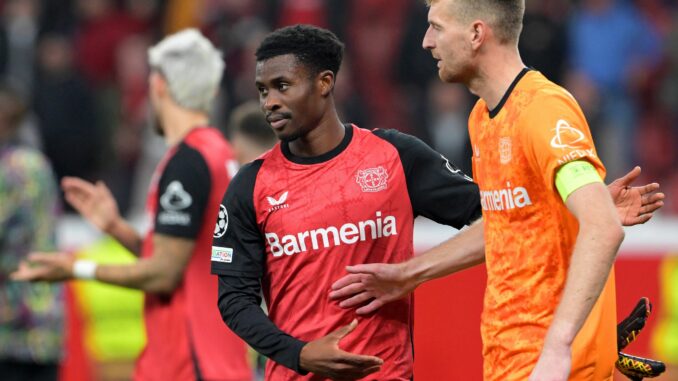 Torwart Lukas Hradecky (r.) war nach dem Remis von Bayer Leverkusen sauer